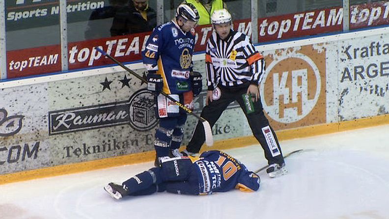 Tommi Kovanen jäässä Tommi Huhtalan taklauksen jälkeen.