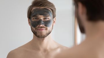 There are also blackhead patches or masks on the market. However, the skin must not be cleaned too harshly. Illustration image. Copyright: Shutterstock. Photographer: fizkes. shutterstock_1734280964