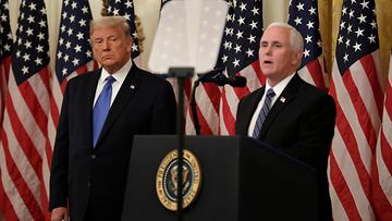 Presidentti Donald Trump kuunteli varapresidentti Mike Pencen puhetta Valkoisessa talossa 23. syyskuuta 2020.