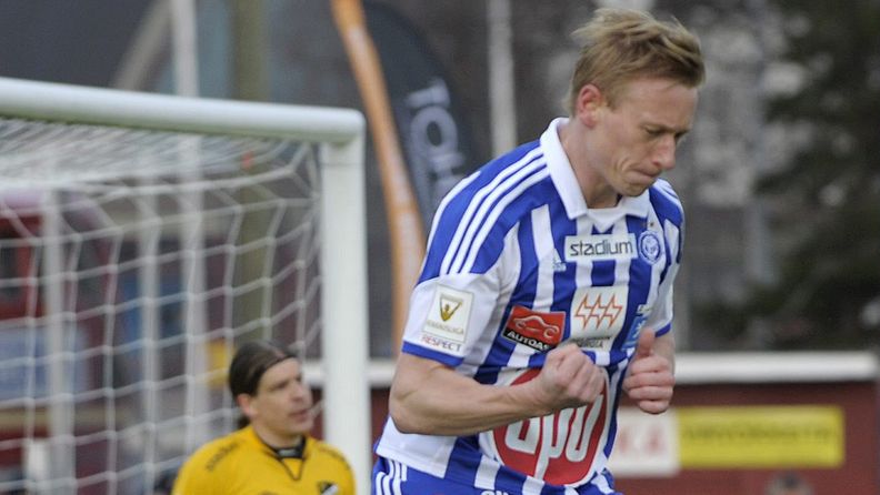 Mikael Forssell tuulettaa maaliaan. 