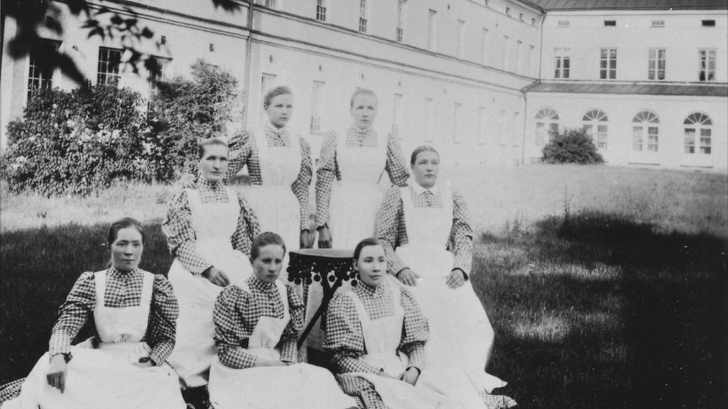 Uutuuskirja kertoo suomalaisen mielenterveyshoidon historian synkistä  hetkistä – potilaita huutokaupattiin, steriloitiin ja abortoitiin vasten  tahtoa 