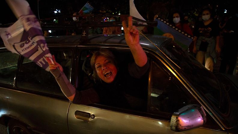 LEHTIKUVA Chileläiset äänestivät kansanäänestyksessä diktatuurin aikaista perustuslakia vastaan.