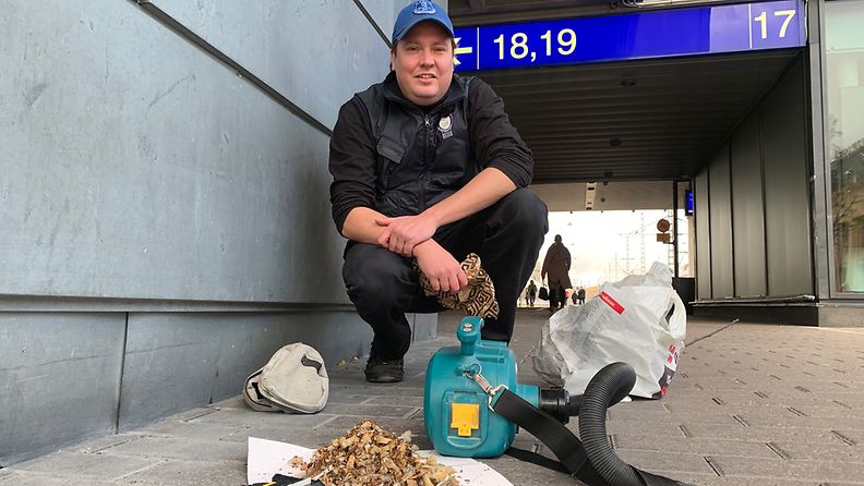 Nurmijärveläinen Aki on siivonnut kehittämällään imurilla kymmeniätuhansia tumppeja pois kaduilta – MTV lähti miehen mukaan putsaamaan Suomen vilkkainta katuympäristöä