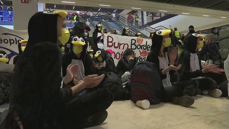 Reuters: Pingviinien miekkari BRin lentokentällä