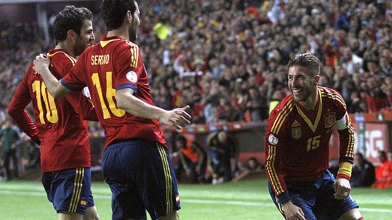 Espanja juhlii Sergio Ramosin 1-0-maalia. 