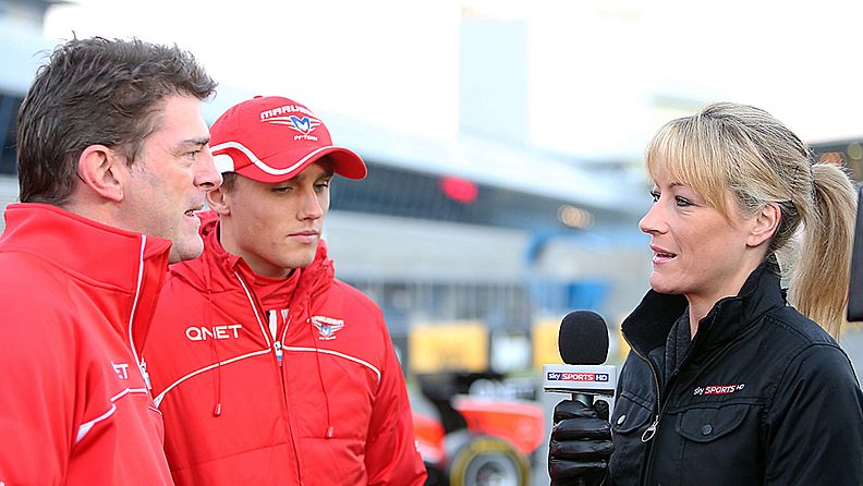 Marussia-pomo Graeme Lowdon ja kuljettaja Max Chilton tv-haastattelussa.