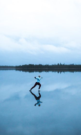 Esko Liukkaan otos luistelijasta veden peittämällä peilijäällä Ylläsjärvellä Lapissa.