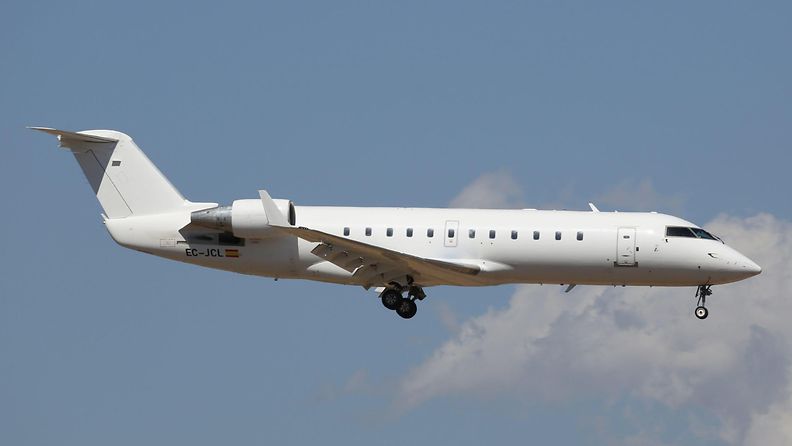 AOP Bombardier CRJ200 lentokone (1)