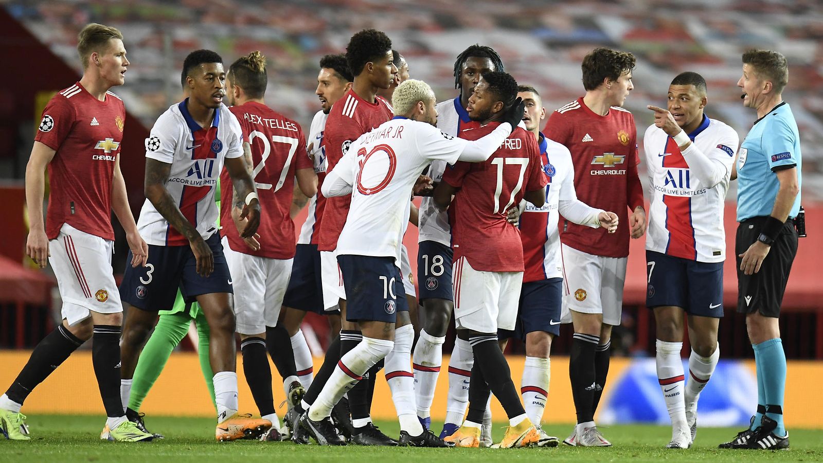 Manchester Unitedin Fred hölmöili ulosajon PSG:tä vastaan – Chelsean  Olivier Giroud teki neljä maalia Sevillassa 