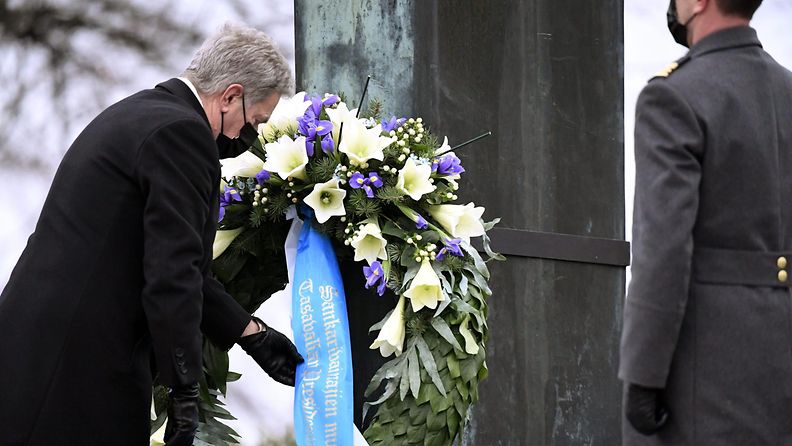 Sauli Niinistö laski seppeleen Hietaniemen hautausmaalla Helsingissä itsenäisyyspäivänä 6. joulukuuta 2020