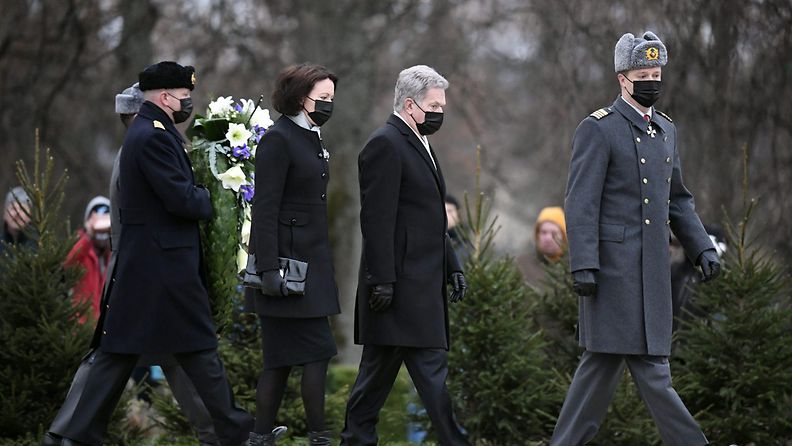 Sauli Niinistö laski seppeleen Hietaniemen hautausmaalla Helsingissä itsenäisyyspäivänä 6. joulukuuta 2020