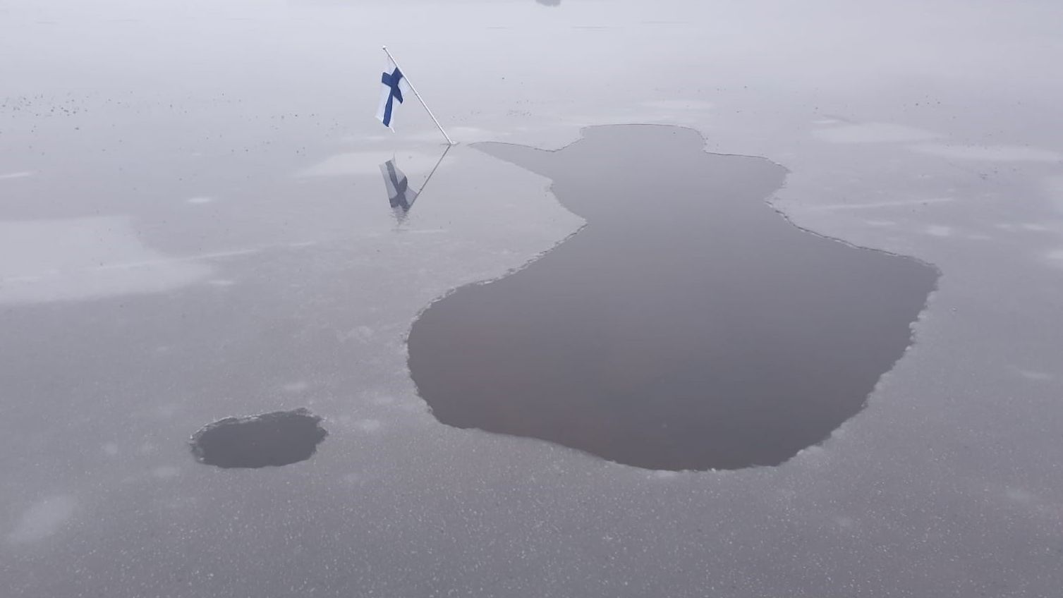 Hannu hakkasi järveen kirveellä Suomen muotoisen avannon: 