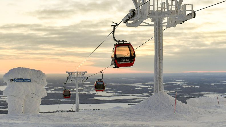 Ylläksen hiihtokeskuksen hiihtohissi talvisena päivänä, taustalla Ylläsjärvi.