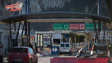 LK 1.12.2021 Autot jonottivat Espanjan ja Gibraltarin rajalla 1.1.2021.