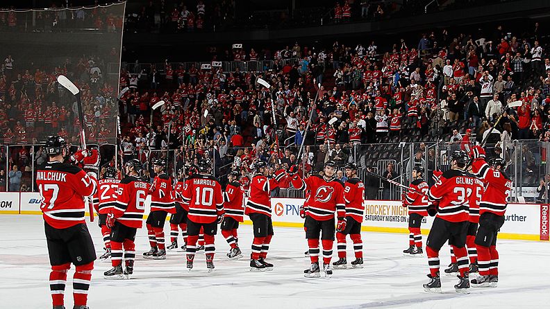 New Jersey Devilsin joukkue kiittää fanejaan kauden päätteeksi. 
