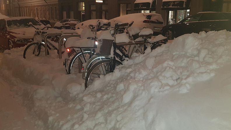 Toini-pyry toi Helsinkiin runsaasti lunta. Tämä kuva on Kruununhaasta, jossa autoilijoilla ei ole enää tilaa parkkeerata. Myös polkupyörät ovat uponneet hankien sekaan. 3