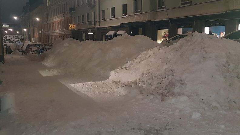 Toini-pyry toi Helsinkiin runsaasti lunta. Tämä kuva on Kruununhaasta, jossa autoilijoilla ei ole enää tilaa parkkeerata. Myös polkupyörät ovat uponneet hankien sekaan. 4