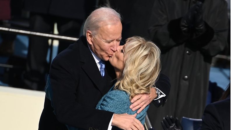 EPA Biden suutelee vaimoaan