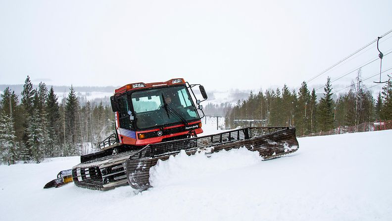 Latukone silottaa hiihtokeskus Lakiksen rinnettä Vimpelissä. Kuva: Harri Lindfors / ski.fi