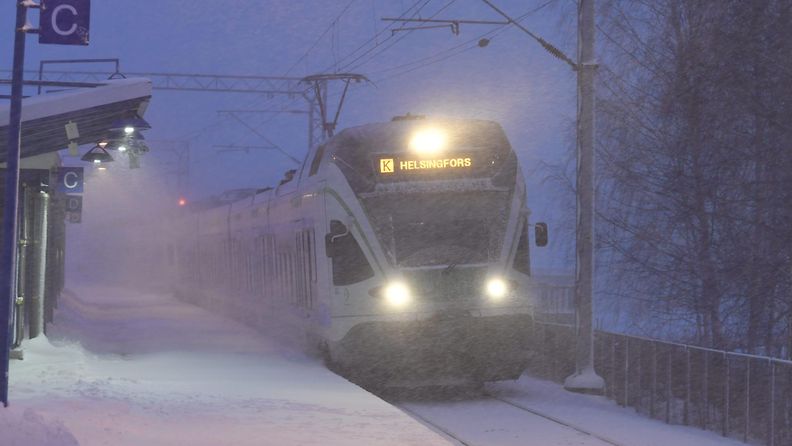 LK 25.1.2021 VR:n lähijuna Tapanilan asemalla Helsingissä 12. tammikuuta 2021.