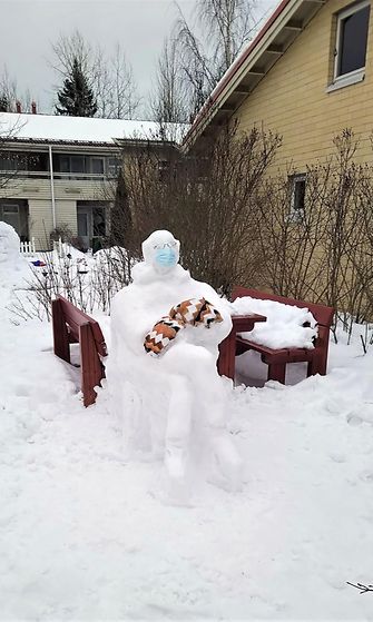 Hannu Havuston veistämä Bernie Sanders -lumiukko ihastuttaa ohikulkijoita Kilossa Espoossa.