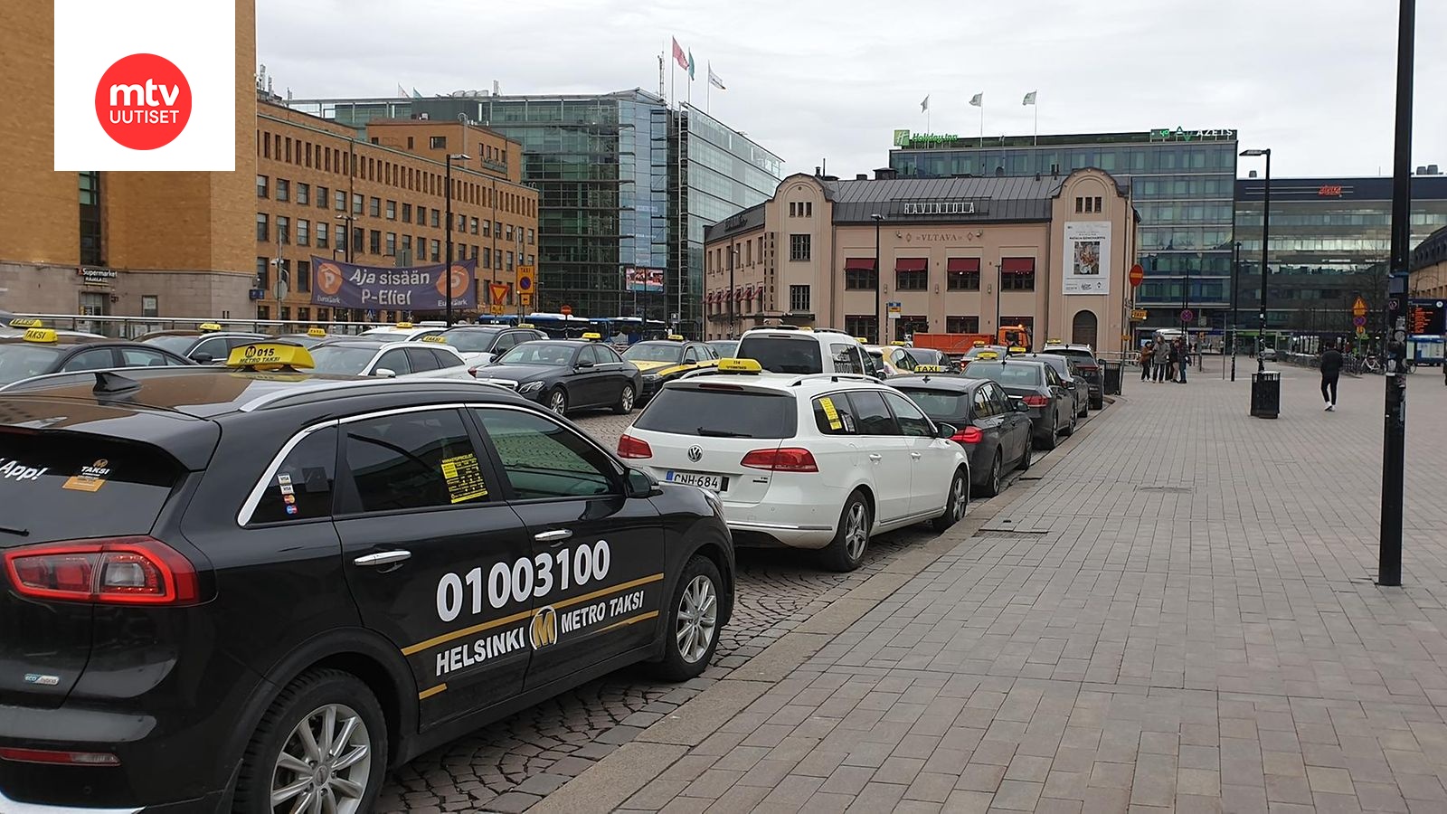 Taksikuski Tapio ei enää ota asiakkaita Helsingin ehkä tunnetuimmalla  taksitolpalla, koska uudet kollegat taistelevat asiakkaista jopa  väkivalloin: 