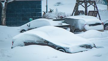 shutterstock autoja parkissa pysäköinti lumi