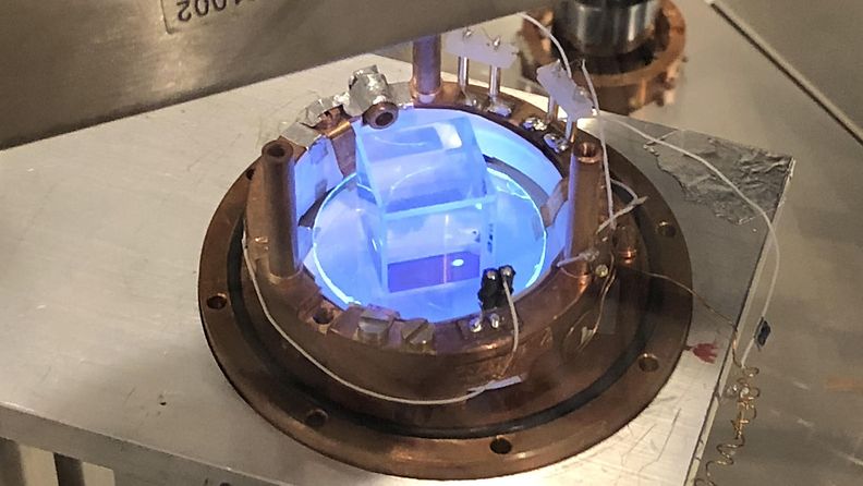 Kokeessa natriumjodidi-kide jäähdytetään lähelle absoluuttista nollapistettä (-273 °C). Se toimii pimeän aineen ilmaisimena.