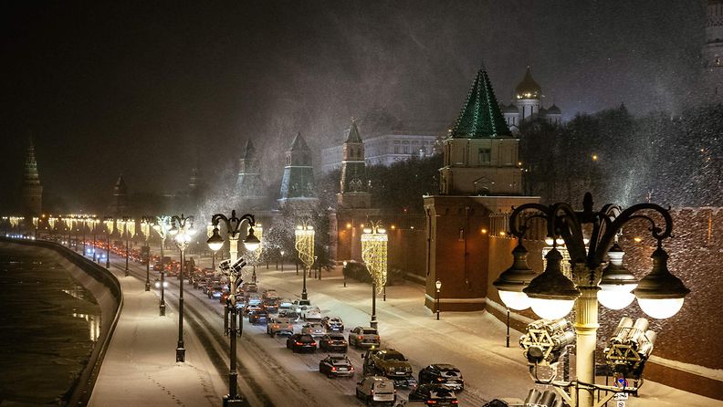 LK: Moskova, lumimyräkkä sekoitti liikennettä, lumi
