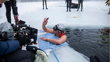 Suomalainen Johanna Nordblad ui 103 metriä kainuulaisjärven jään alla pelkässä uimapuvussa