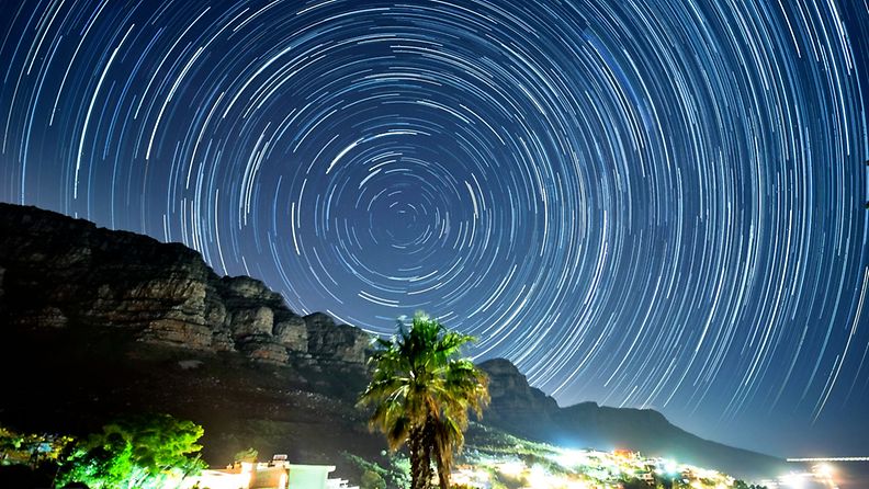 Brittikuvaaja luo tähtitaivaasta valotaidetta – hämmästyttävä video näyttää yötaivaan piilevän kauneuden