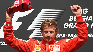 Kimi Räikkönen tuulettaa Belgian GP:n voittoa 2009