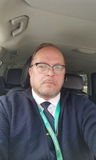 Helsinkiläinen taksinkuljettaja Timo Niemi kertoo kuljettajien ahdingosta.