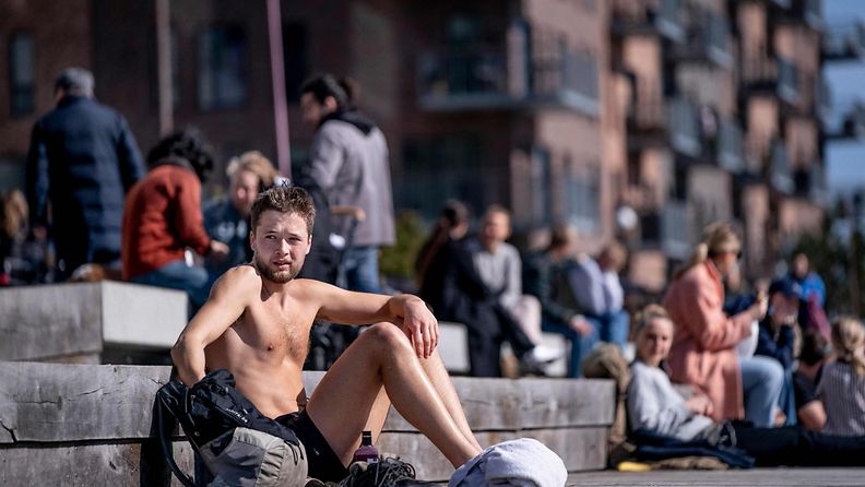 Kööpenhaminassa ihmisiä rannalla. 