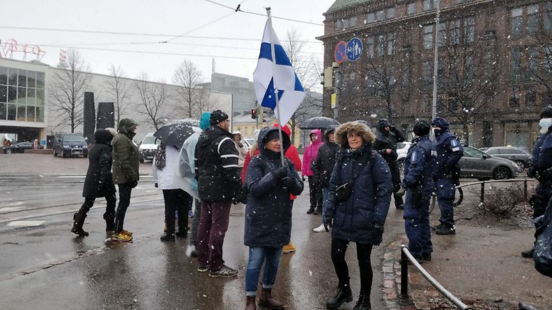koronarajoitusten vastainen mielenosoitus Helsingissä 10.04.2021