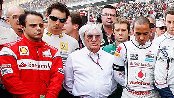 Felipe Massa, Bernie Ecclestone ja Lewis Hamilton viettävät hiljaista hetkeä Intian GP:ssä. 