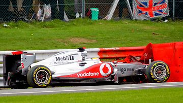Lewis Hamiltonin auto ulosajon jälkeen Belgiassa 