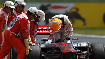Lewis Hamiltonin auto jäi aika-ajon jälkeen radalle Espanjassa