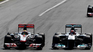 Lewis Hamilton ja Michael Schumacher taistelevat Monzassa