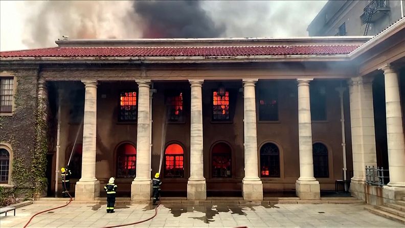 190421-verkkokuva-Tältä Etelä-Afrikan tuhoisa palo näyttää – valtava maastopalo tuhonnut useita rakennuksia