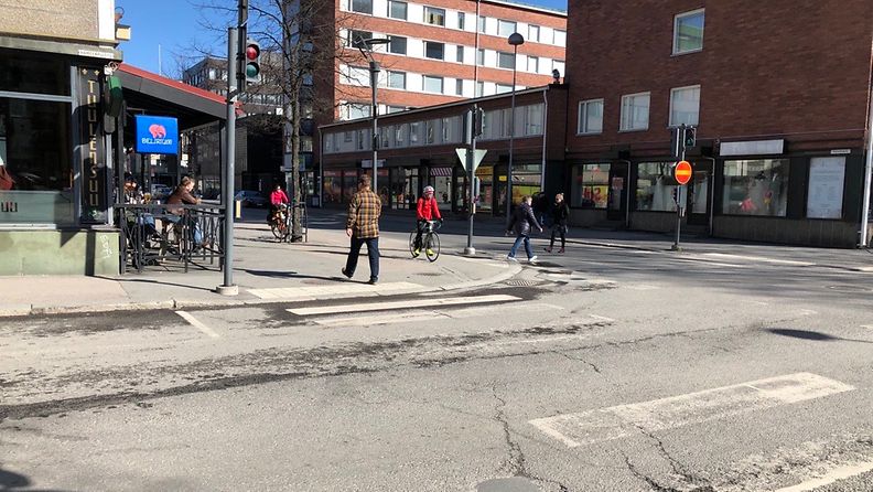 Yksi ihminen kuoli liikenneturmassa Puutarhakadun ja Hämeenpuiston risteysalueella Tampereella 19.4.2021.