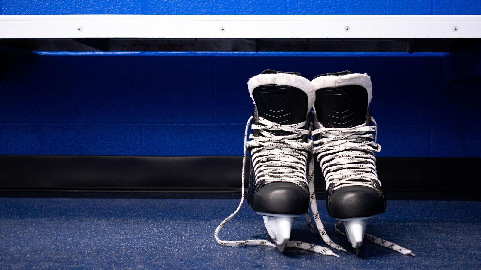 Nuori jääkiekkoilija kuoli USA:ssa – kaatui jäähän, toinen pelaaja törmäsi  päin 