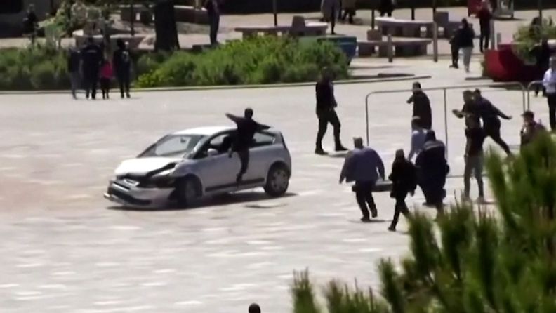Mies hyppäsi jalat edellä auton ikkunasta sisään Albaniassa – pysäytti tempullaan aukiolla riehuneen autoilijan