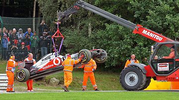 Lewis Hamiltonin auto kolarin jälkeen.
