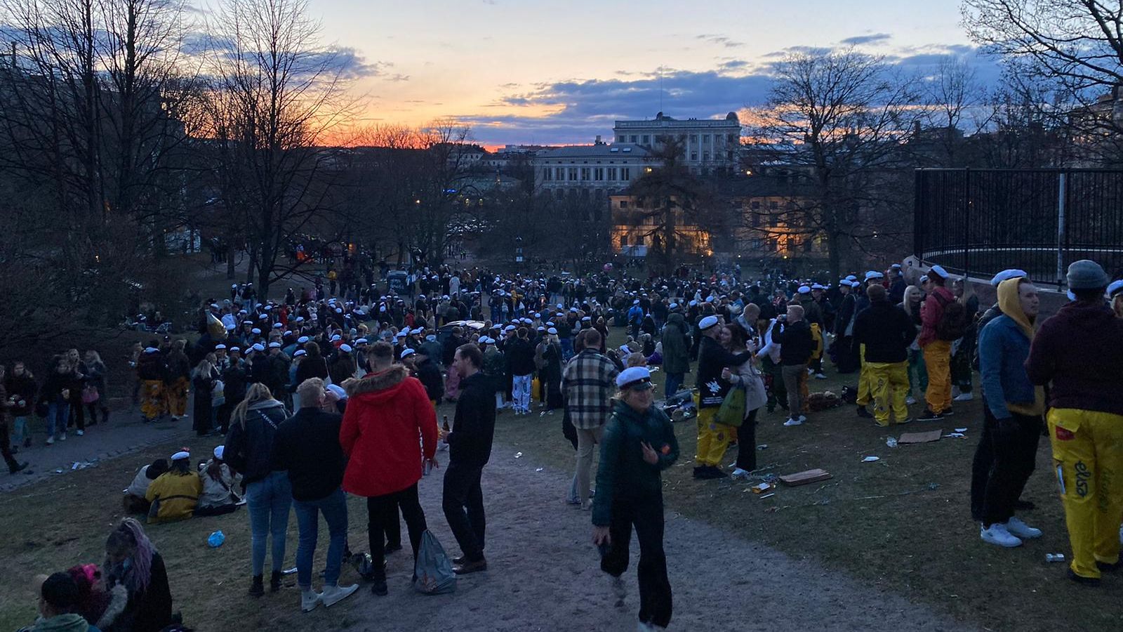 Helsinkiläispuisto täpötäynnä juhlijoita – tämä näky pysäytti vappuaaton  iltana 