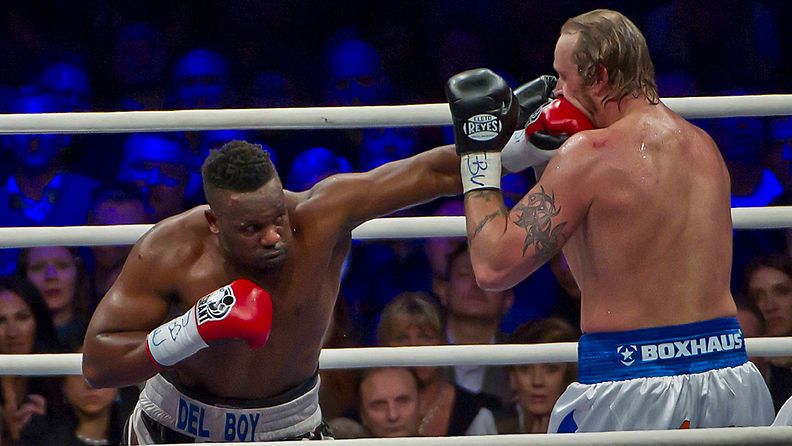 Dereck Chisora ja Robert Helenius lauantain ottelussa.