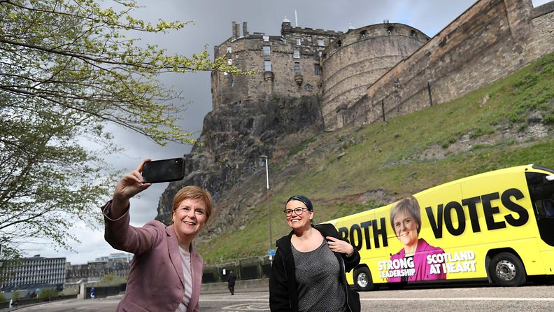 Skotlannin pääministeri Nicola Sturgeon ottaa selfie-kuvaa kannattajansa kanssa Edinburghin linnan edustalla.