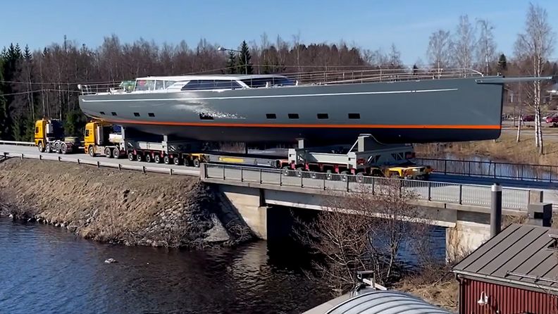 Massiivinen 45-metrinen luksusjahti kuljetettiin läpi pienen kunnan Pohjanmaalla – katso videolta hämmentävä näky