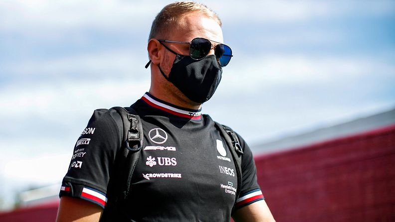 Valtteri Bottas kävelee Espanjan GP:n varikolla