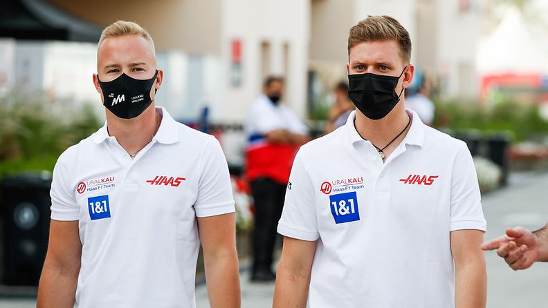 Nikita Mazepin ja Mick Schumacher kävelevät varikolla Bahrainissa